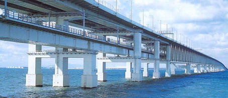 関西空港連絡橋（飛沫帯、干満帯の鋼製橋脚犠牲鋼板への適用事例）