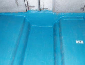 パテタイプの鋼矢板への施工例（水中施工の状況）